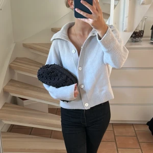 Other stories kofta - Superfin otherstories kofta som inte säljs längre. Något nopprig men jag tar med noppmaskinen innan jag skickar den💞 