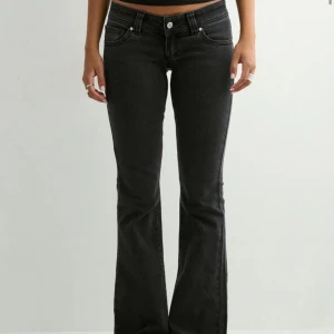 Svarta bootcut jeans med låg midja  - säljer mina snygga 00 super low kick jeans använt fåtal gånger och köpte dom för 999, är 163 och dom är lite lite långa men det är bra, skriv om ni är intresserade💘