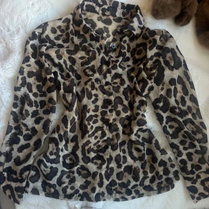 Leopard skjorta  - Tunn skjorta i leopardmönster🐆🤎