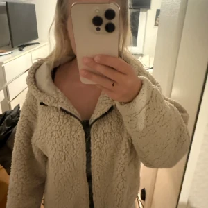 Beige teddyjacka med huva - Mysig och oversized teddyjacka i beige med dragkedja framtill och stor huva. Perfekt för hösten. Inga fläckar, säljer för jag har en liknande.