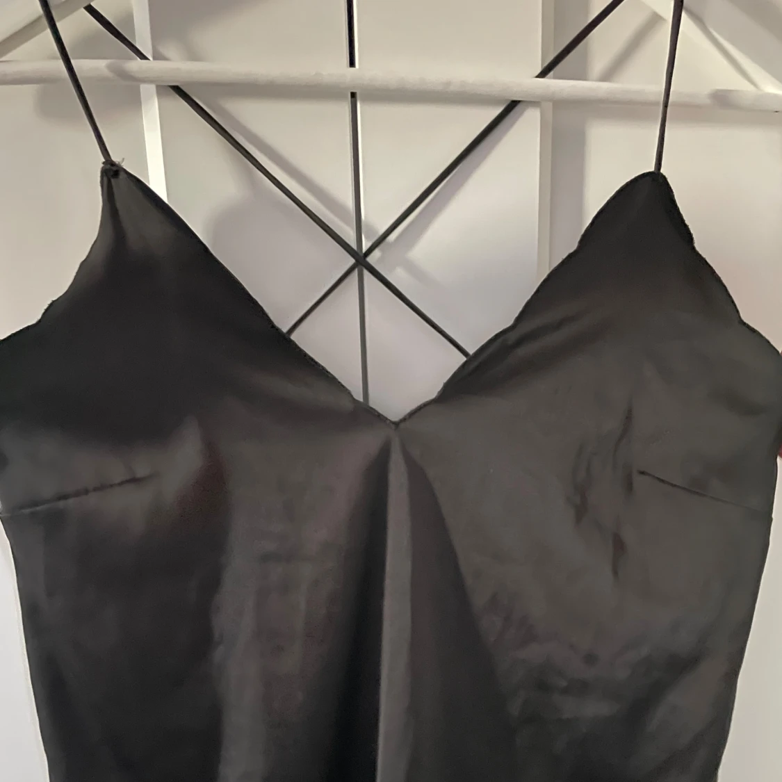 Svart linnetopp med tunna axelband