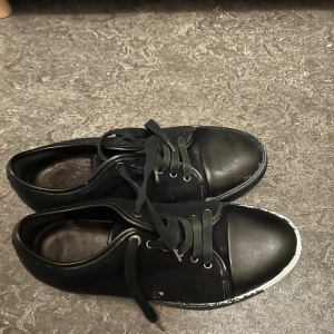 Lanvin 43 - Säljer dessa lanvins dom är i helt okej skick lite slit men negativt är att jag har råkat spilla massa vit färg på dom, har fått bort det mesta men har inte orkat ta bort allt säljer billigt. Pris inye hugget