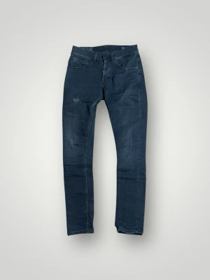 Dondup George Jeans - Tja säljer nu dessa riktigt snygga och populära Dondup jeansen i storlek 33 där nypris är cirka 4000kr modell George, skicket är 8/10 och dem är destroyd från fabrik, vid minsta lilla fundering så är det bara att höra av sig!  Mvh Santén 