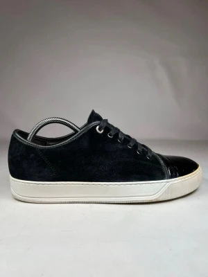 Lanvins DBB1 - Säljer dessa schyssta lanvins för en sjuk prislapp. Skick är riktigt bra då den enda defekten finns på undersidan. Storleken är 41,5 men passar på 42. Skolplan och påsen kommer med skon. 