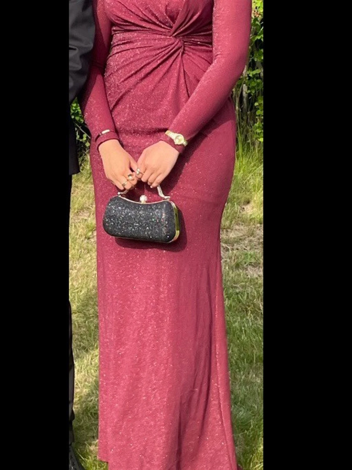 Vinröd glittrig långklänning