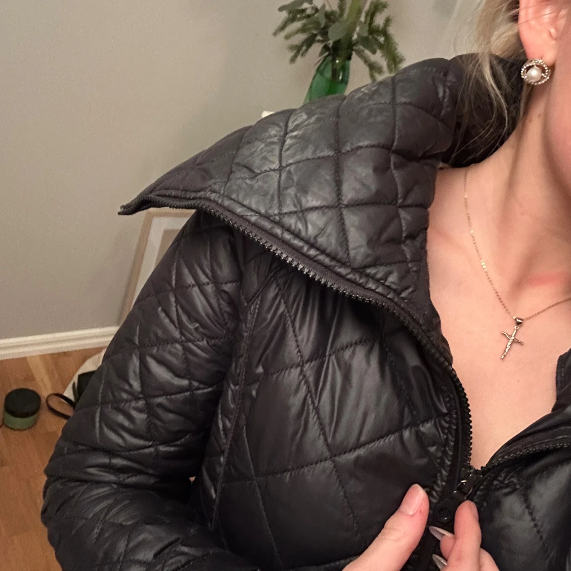 Svart quiltad jacka med stor krage - 4