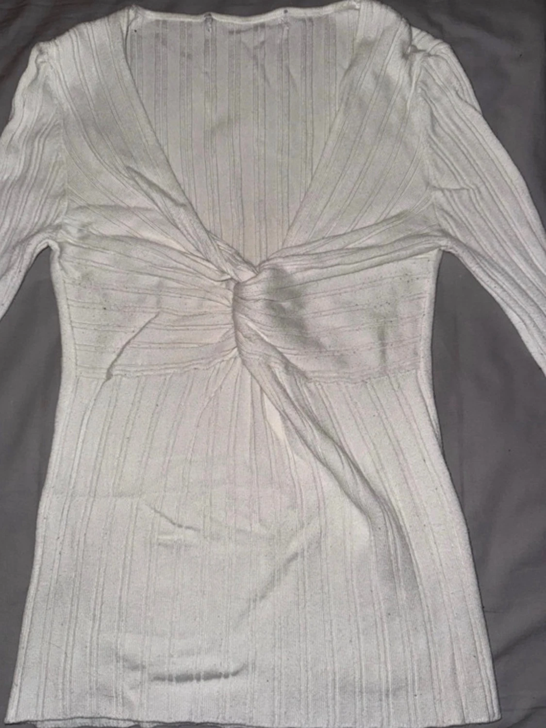 Vit ribbad långärmad topp med twist - 1