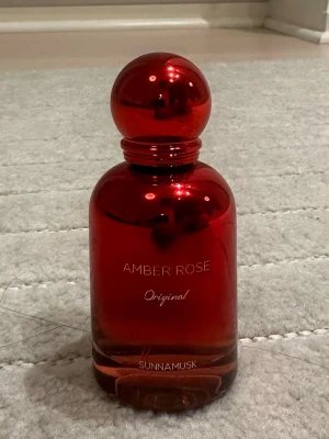 Amber Rose Original parfym - Amber Rose Original från Sunnamusk kommer i en elegant röd flaska. Perfekt för dig som vill sticka ut med en unik och trendig doftaccessoar. Passar dig som gillar stilrena detaljer.