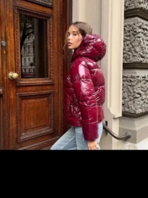 Nelly puffer jacket  - Trendiga jackan köpt förra vintern men inte använt så mycket, den är som helt ny! Värmer mycket nu till vintern, ända defekt syns på sista bild någon tråd som sticker ut man kan bara låta det vara eller klippa bort inget som förstör helheten 🥰🥰nypris 799 lägg gärna budförslag