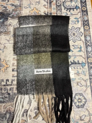 Rutig Acne Studios väst i ullmix - Acne Studios scarf i nyskick. Använd få gånger och i mycket gott skick utan slitage. Mjuk och av hög kvalitet.
