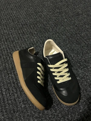 Svarta Maison Margiela sneakers - Helt nya                                                                     Priset går att diskutera🍾                                      Skriv vid tillfälle minsta fundering 😁