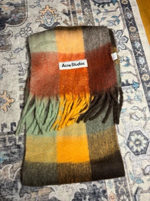 Rutig ullväst från Acne Studios - Acne Studios scarf i nyskick. Använd få gånger och i mycket gott skick utan slitage. Mjuk och av hög kvalitet.