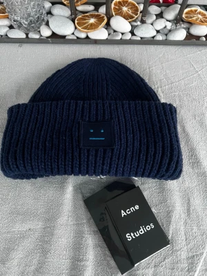 Acne mössa mörkblå - Hej! Säljer en riktigt snygg mörkblå acne mössa som är i helt nytt skick. ☃️