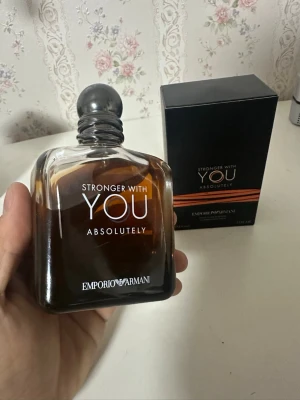 Stronger With You Absolutely parfym - En modern parfym från Emporio Armani, Stronger With You Absolutely. Volym: 100 ml. Ingredienser: alkohol, vatten, parfym, limonene, linalool, isoeugenol, citronellol, coumarin, alpha-isomethyl ionone, eugenol, cinnamal, benzyl alcohol, geraniol, citral, CI 60730, CI 14700, CI 15510, CI 17200, CI 60730. Tillverkad i Frankrike.