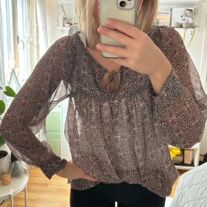 Mönstrad blus från Sofie Schnoor - Mönstrad blus i rosa och svart från Sofie Schnoor. I storlek xs.  Mycket fint skick!! 