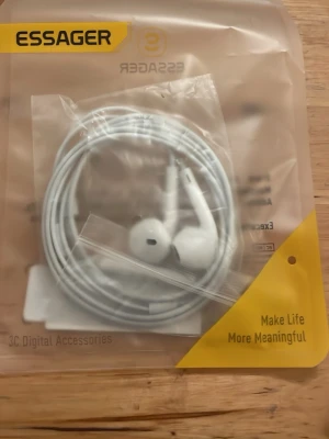 Essager EJ01 3.5mm Earphones - Nya Essager EJ01 hörlurar med 3.5mm kontakt, levereras i originalförpackning. Ergonomisk design för bekväm passform och klar ljudkvalitet. Perfekt för musik och samtal. Inga synliga defekter eller slitage, helt oanvända.