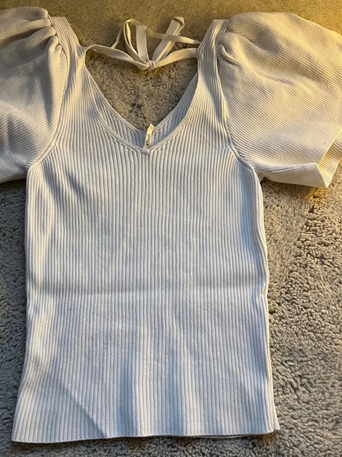 Vit ribbad topp med puffärm från ONLY - 1