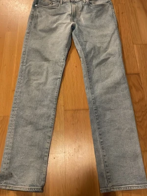 Ljusblå straight jeans från H&M - Säljer ett par ljusblå jeans från H&M med straight regular fit. Klassisk femficksmodell och rak passform som ger en chill look. Jeansen är tillverkade i bomull och har en enkel design utan mönster eller extra detaljer.