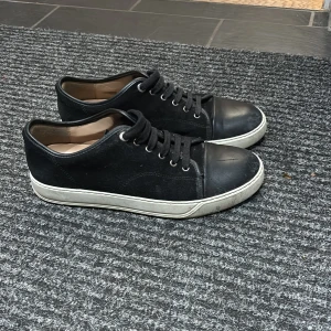 Lanvin  - Säljer nu mina Lanvins str 42 men passar även 43. Köpte dom förra året från miinto, tyvärr ingen dustbag eller liknande medkommer. Dom håller fortfarande ett bra skick enda som finns är lite smårepor på tån. (Ej tvättade) Pris går att diskutera. 