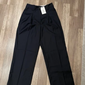 Kostymbyxor - Helt nya kostymbyxor från BikBok. Endast testade. Nypris 999kr. Säljer även dessa i grå.