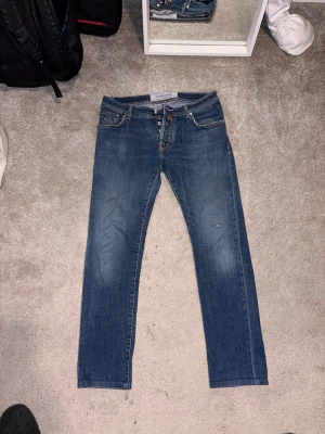 Jacob Cohen 622 - Feta Jacob cohen jeans style 622 i stl W31 L 30 - 32. Skulle säga att de främst passar 30 i längd men kan även passa strax under 32. Hör av dig vid frågor och funderingar!