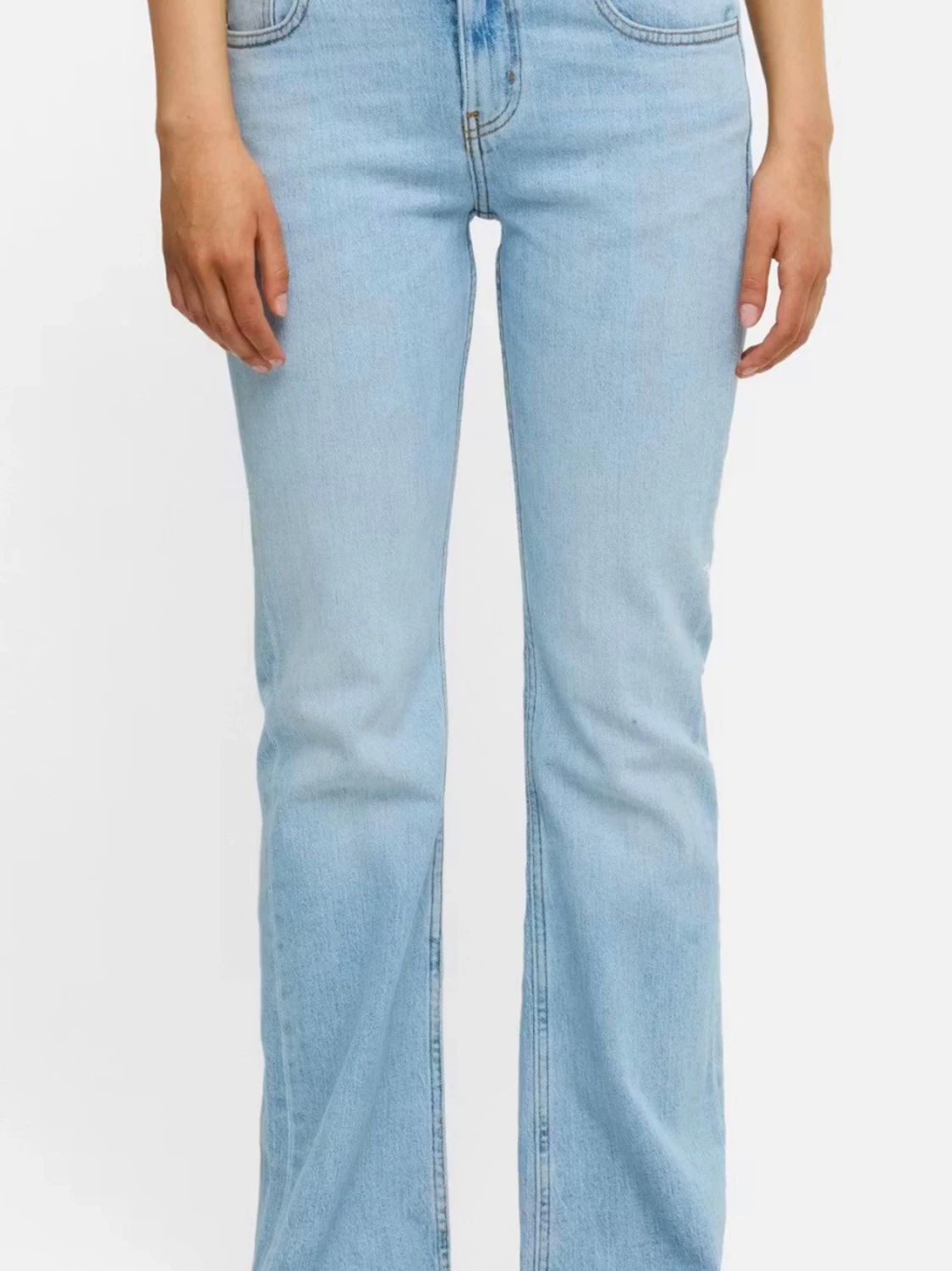 Ljusblå bootcut jeans aldrig använda