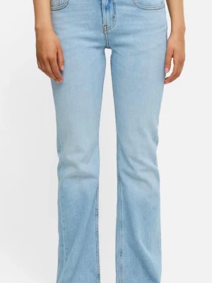Ljusblå bootcut jeans aldrig använda -  Aldrig använda pågrund av att köpte fel strolek.                              Säljer ett par ljusblå jeans med bootcut passform. Klassisk femficksmodell. Jeansen är tillverkade i denim av bomull och har en snygg utsvängd siluett nedtill.🎀 ordinare pris:500 säljer för 350