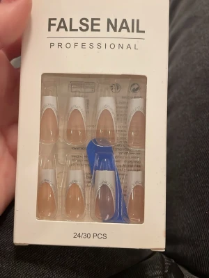 Lösnaglar - Då jag har börjat med gelé naglar så säljer jag lite lösnaglar som inte har kommit till användning. Helt oanvända tillkommer nagelfil och klister för att sätta på dem