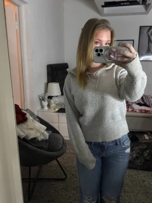 Stickad hoodie Gina Tricot  - Säljer min stickade gråa hoodie från Gina Tricot. Använd fåtal gånger, säljer pga att den inte används. Skulle säga att den sitter som XS/S