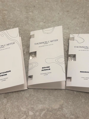 Thomson Carter parfymprov 2ml - Tester från London-baserade Thomson Carter i smidiga 2ml Eau de Parfum-prover. Helt nya, aldrig provade. Rouge Avenue, Postcards from och Bedroom. 