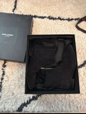 Saint laurent slip on suede boots stövlar  - Saint laurent slip on suede chelsea boots in very good condition except the sole is scuffed but I will try to fix it. Box and everything og included