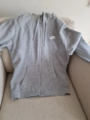 Nike hoodie  - Använd några gånger. I mycket gott skick. Storlek M 
