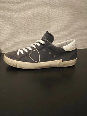 Philippe Models - Priset eftersom de är väldigt svåra att få tag i just denna färg och material (nubuck). Använda under sommaren och lite in på hösten,                             mockan på visa ställen är lite sliten och sulan som syns på bilderna, man får med boxen och allt orginal, snöret som är på skorna är köpta i efterhand, men orginal följs med som aldrig är använda. Tar även emot byten! 