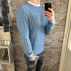 Stickad Ralph Lauren tröja - Mycket fint skick, inga defekter. Storlek M  passar dig som är mellan 180-190cm ungefär. Nypris ca 2500kr. Modellen är 185 cm, 79 kg. Självklart äkta - Kolla bara recensionerna och qr koden! Passar bra nu till vintern. Skriv för mer information!🤝