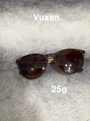 Solglasögon - Bilderna visar ett par solglasögon med brunmelerade bågar och bruna glas. 🌸Fint använt skick.