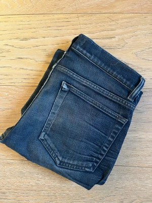 Acne mörkblå slim/straight jeans - Snygga mörkblå jeans från Acne Studios ( modell ace Oreo ) står att det är 29/34 men sitter inte som det, sitter som 29/32 om man jämför med märken som t.ex replay eller jack and Jones. Dyra jeans som kostar 4000kr nya. Skulle säga att de är imellan slim och straight passform, titta bild 5 och 6 för att se passform. 
