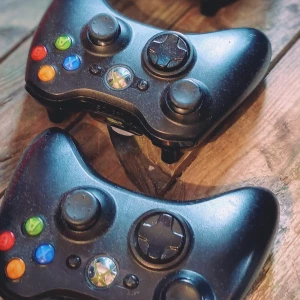 3 stycken handkontroller till Xbox. - Säljer tre stycken svarta trådlösa handkontroller till Xbox 360. Handkontrollerna är i bra skick och en perfekt Perfekt julklapp magiska spelkvällar med vänner! 🎮 Game on! 