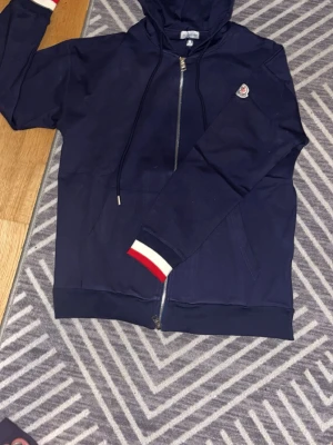 Moncler tröja - En helt ny tröja från Moncler aldrig använd jätte bra skick och lappen och allt är kvar storlek S 