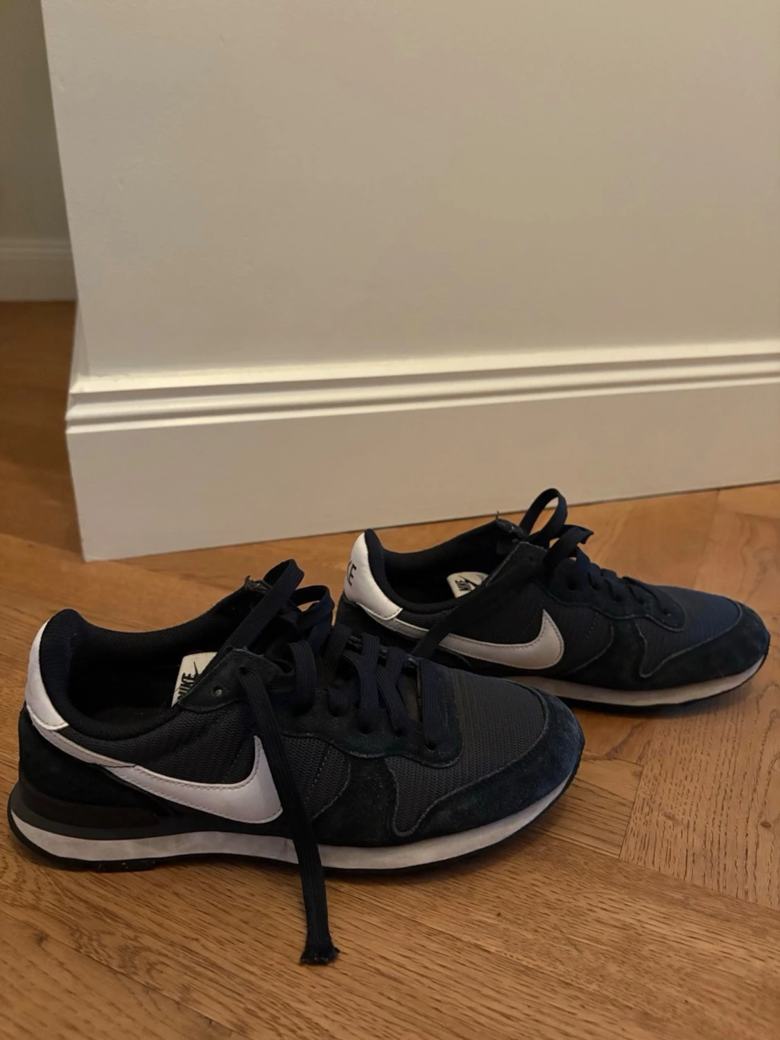 Svarta Nike sneakers med vita detaljer  - 1