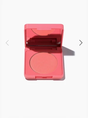 CAIA Matte Blush TROUBLEGUM - CAIA Matte Blush är en len puderrouge som smälter in i huden för en boost av krämigt pigment, skydd och återfuktning. Berikad med kakao-, mango- och Cupuaçusmör är den närande samtidigt som den är byggbar och enkel att blanda.
