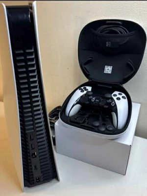 PlayStation 5 med DualSense Edge och extra kontroller - Säljer en PlayStation 5 med DualSense Edge pro-kontroll i originalväska, samt två extra DualSense-kontroller. Allt i mycket gott skick, inga synliga defekter eller slitage. Perfekt för gaming med flera tillbehör och extra styrspakar. Kablar och tillbehör medföljer.