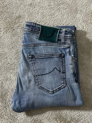 Jacob Cohen jeans  - Hej! Säljer nu dessa väldigt snygga och eftertraktade Jacob Cohen jeans! Jeansen är i modell 622 som motsvarar den mest populära slim fit passformen. Jeansen passar perfekt nu till vinter och vår. Storlek 32 Nypris: 6000 kr Säljs för: 799 kr 