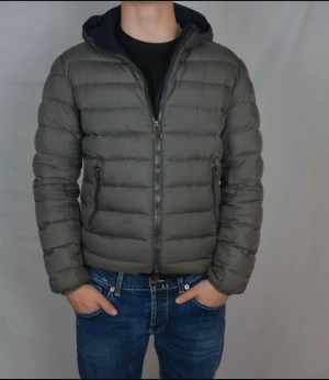 Grön Colmar jacka - Colmar jacka i riktigt fet färg och rätt bra skick 7/10. Det är en jacka som passar under vintern eller hösten beroende på vart i Sverige man bor. Notera en liten fläck på magen som syns mindre i verkligheten + en liten prick på bröstet. Tveka inte att fråga om pris eller fler bilder! Säljer för att jackan är för liten för mig.