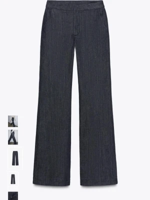 Mörkblå wide jeansbyxor Zara - Snygga mörkblå jeansbyxor med wide passform och raka ben. Byxorna har en klassisk midja och är tillverkade i jeansmaterial som ger en cool och avslappnad vibe. Perfekta att styla med sneakers eller boots för en trendig look.