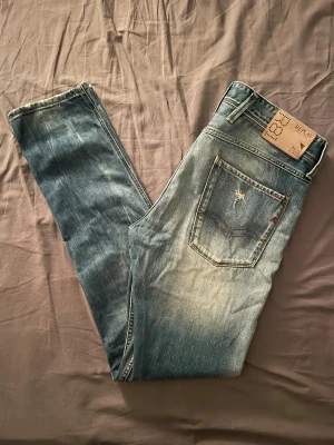 Replay jeans - Skitsnygga ljusblåa replay jeans med sjuk tvätt. Storlek 34/34 i modell anbass men kommer passa om man är 185-195. Skicket är i princip ny. Priset kan diskuteras.