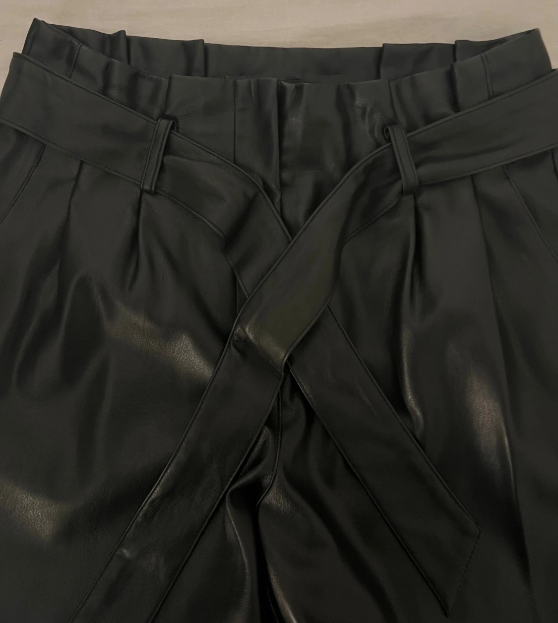 Svarta byxor i fuskskinn från Amisu/ NewYorker - 2