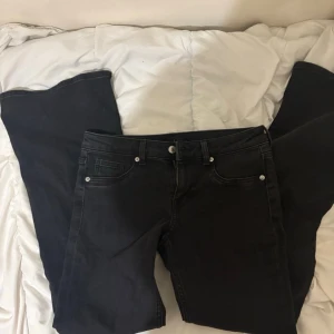 Low rise flare jeans - Low rise flare jeans aldrig använda 