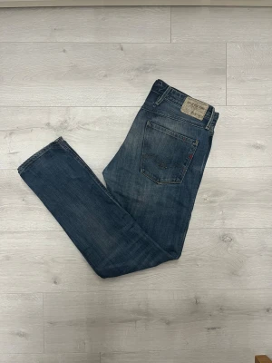 Replay anbass jeans  - Hej! Säljer mina replay jeans i modellen anbass//fint sick på Jensen men har ett litet igensatt hål vid gylfen(se bild 4), men inget man märker vid användning//hör av er vid frågor! 