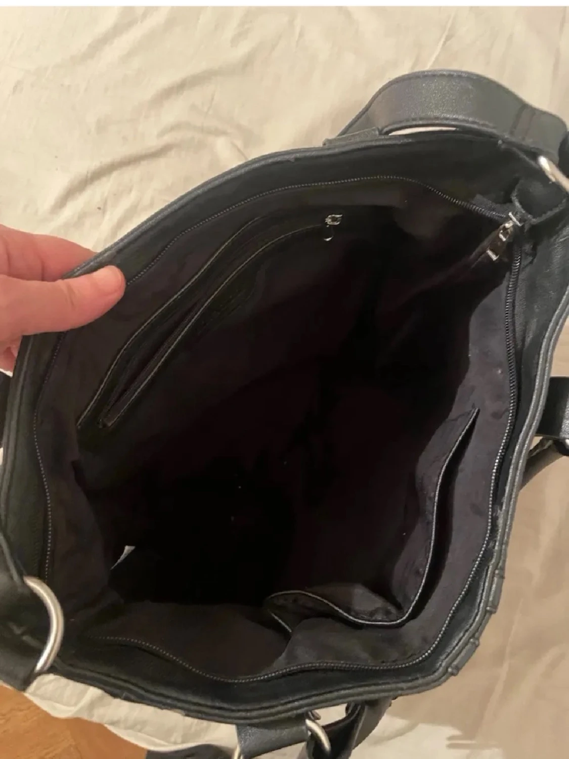 Svart axelväska med dragkedjor - 1