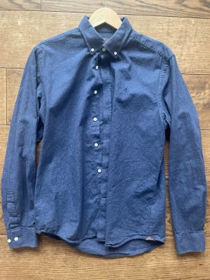Morris Stockholm Skjorta - L 41/42 - Marinblå skjorta från Morris Stockholm.                     Storlek L 41/42.                                                                 Bra skick & sparsamt använd.                                       Nypris 1499kr